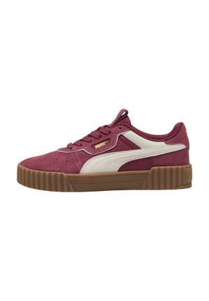 Sneakers in suede bordeaux con dettagli bianchi, dotati di una robusta suola in gomma marrone, lacci rotondi e dettagli perforati sulla punta.