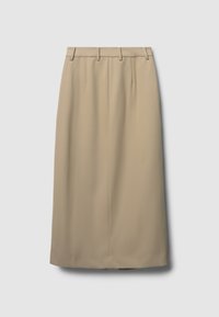 Jupe beige midi avec passants de ceinture, plis avant et couture centrale, affichée à plat sur un fond gris clair.
