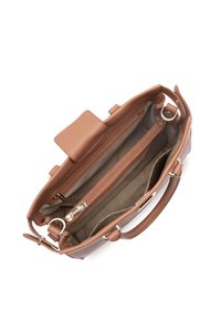 Sac à main en cuir marron avec un design structuré, comportant une poche zippée intérieure et un rabat plat. Texture lisse et coutures détaillées.