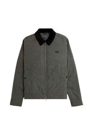 Veste vert olive à fermeture éclair, avec un col noir, deux poches inclinées et un petit logo brodé sur la poitrine, sur fond blanc.