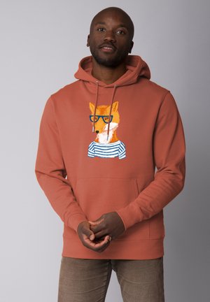 Hoodie in rostfarben mit einem Fuchs-Graphic, der eine Brille und ein gestreiftes Shirt trägt. Verfügt über eine Kängurutasche und Zugbänder. Weicher Stoff.