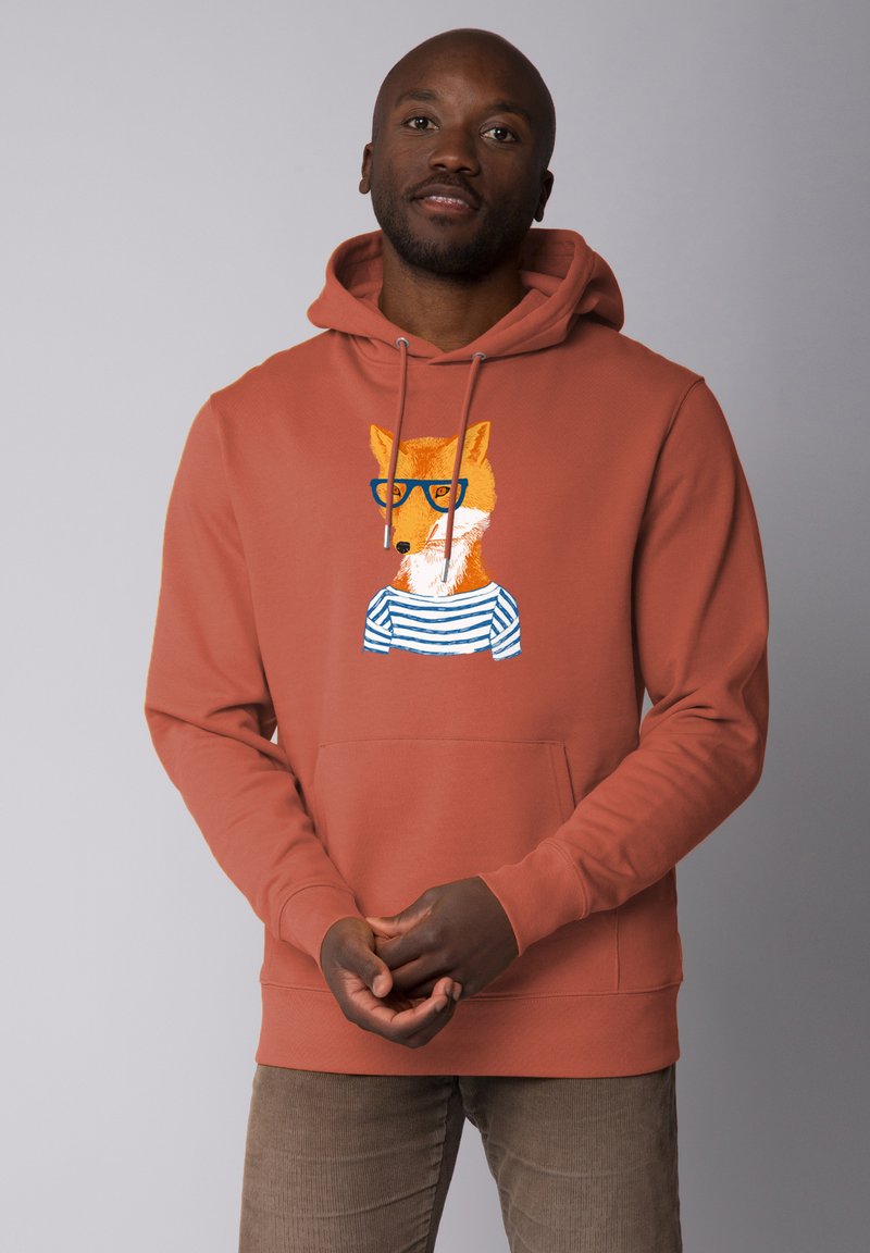 Rookkleurige hoodie met een vosgrafiek die een bril en een gestreept shirt draagt. Voorzien van een buideltas en trekkoorden. Zachte stoftextuur.