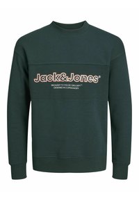 Sudadera verde con cuello redondo, puños y cintura acanalados. Presenta un logo central con "Jack&Jones" y texto adicional debajo.