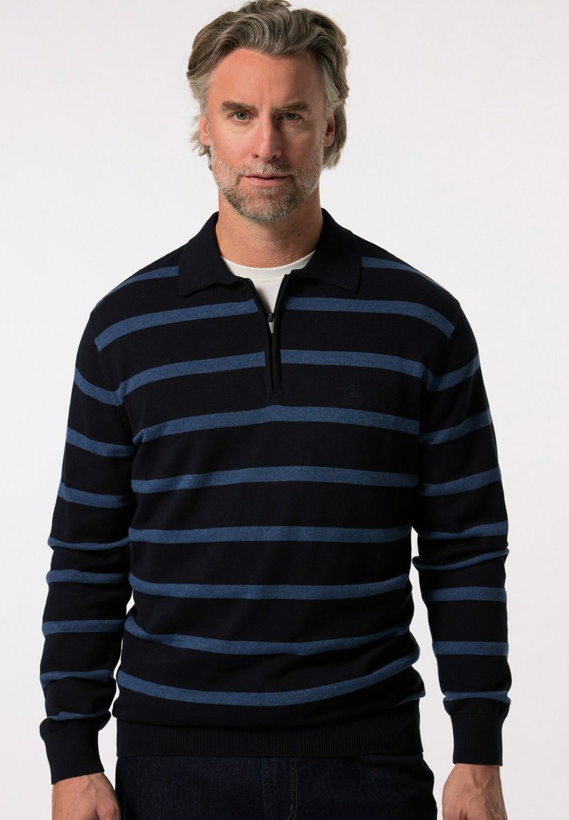 Granatowy i jasnoniebieski sweter z paskami, z kołnierzem na zamek, ściągaczami na rękawach i na dole, wykonany z miękkiej, teksturowanej dzianiny.