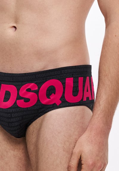 Črne spodnjice s poudarjenim roza logotipom "DSQUARED2" na pasu, s gladkim tkanjem in prilegajočim se dizajnom.