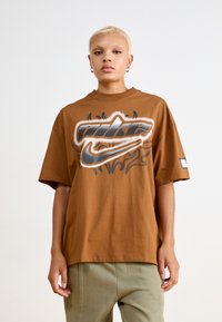 Nike Sportswear DANCE TEE - Apdrukāts T-krekls - light british tan