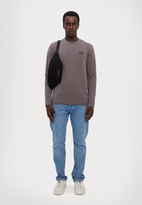 EA7 Emporio Armani TRAIN CORE TEE - Majica z dolgimi rokavi - volcanic glass