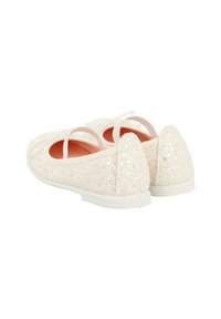 Zapatos de ballet blancos con purpurina, con punta redonda y tiras en el tobillo, que presentan un upper texturizado y brillante y un forro suave en color rosa.