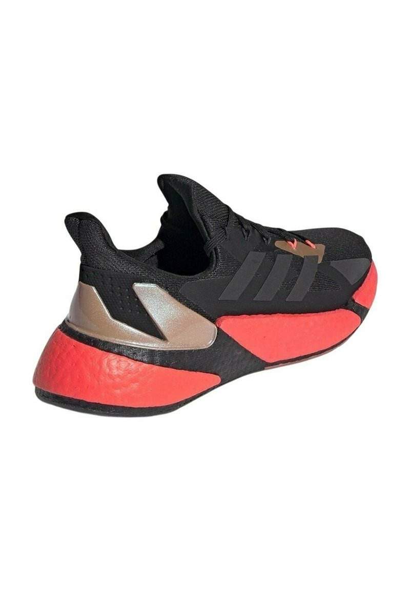 Chaussure de sport noire avec des accents rouges et argent métallisé. Présente un dessus texturé, une semelle rembourrée et trois bandes noires sur le côté.