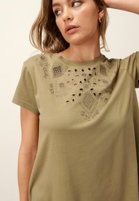 Next EMBROIDERED PETITE  - Džersejové šaty - khaki green