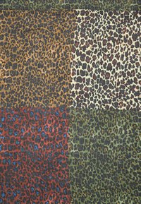 Cuatro paneles de tela presentan patrones de estampado de leopardo en varios colores: marrón, crema, rojo y verde, cada uno con manchas negras y texturas distintas.