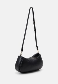 Borsa a spalla in pelle nera con forma curva, texture liscia, tracolla regolabile e dettagli in oro sull'hardware.