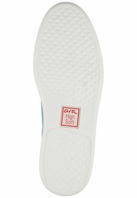 Valkoinen kumipohja, jossa on teksturoitu timanttikuvio ja punainen "ara High Soft" -merkki. Vaaleansininen päällinen näkyy osittain sivulla.