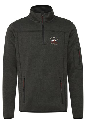 Sötétszürke pulóver fleece anyagból, magas gallérral, cipzáras elejével és két oldalsó zsebbel. Logós részletek és piros varrási kiemelések találhatók rajta.