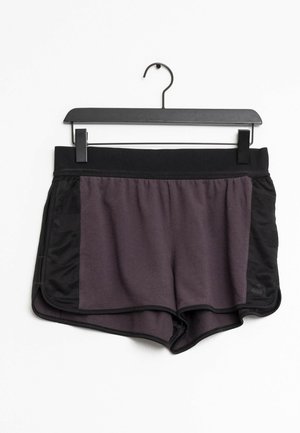 Paarse sportshorts met een zwarte tailleband en zijkanten, met een soepele textuur en een gelaagd ontwerp voor gemak in beweging.
