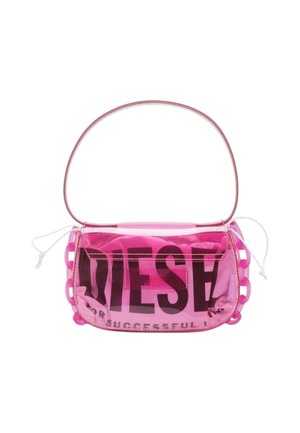 Borsa a tracolla rosa trasparente con tessuto rosa visibile all'interno, grande testo nero "DIESEL" sulla patta frontale e manico sottile.