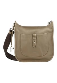 Beige Leder-Handtasche mit strukturiertem Oberflächendesign, einer vorderen Tasche, einem Druckverschluss und einem verstellbaren braunen Riemen. Silberne Hardware-Akzente sind enthalten.