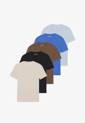 Ensemble de cinq t-shirts à col rond en beige, marron, noir, bleu et bleu clair. Fabriqués en tissu doux avec des manches courtes et une coupe classique.