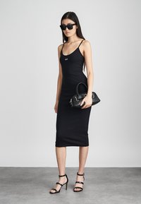 OFF-WHITE SLEEK MIDI DRESS - Džersejové šaty - black/white
