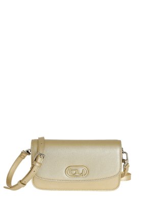 Elegante borsa a tracolla color oro con tracolla regolabile, chiusura a patta e logo in rilievo sul davanti, mostrata su sfondo bianco.