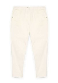 Pantalones de color crema fabricados con una tela suave, que cuentan con un cierre de botón, dos bolsillos frontales y un largo hasta el tobillo con bordes sin terminar.
