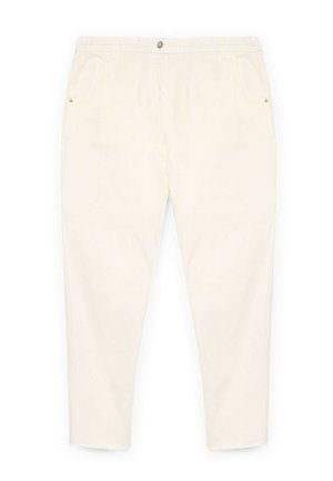 Pantaloni color crema realizzati in tessuto morbido, dotati di chiusura con bottone, due tasche frontali e una lunghezza alla caviglia con orli grezzi.