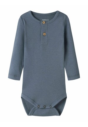 Body bébé bleu à manches longues en maille côtelée avec deux boutons en bois au niveau de la poitrine et des pressions à l’entrejambe.