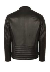 Giacca da motociclista in pelle nera con dettagli trapuntati sulle spalle e sulla schiena, cuciture visibili e una texture liscia.