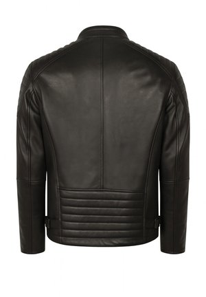 Chaqueta de moto de cuero negro con detalles acolchados en los hombros y la espalda, costuras visibles y una textura suave.