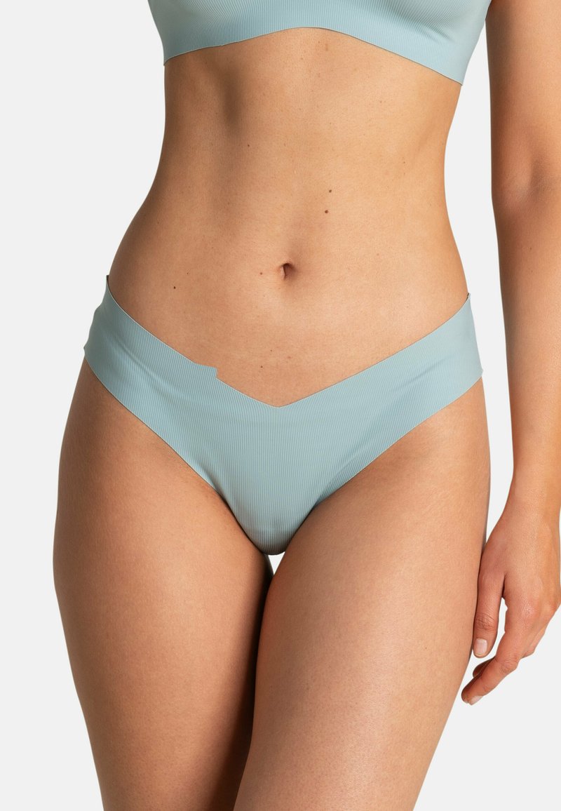 Bas de bikini bleu clair, côtelé, avec une taille en V. Présente une texture lisse et un design minimaliste. Pas de matériel ou de motifs visibles.