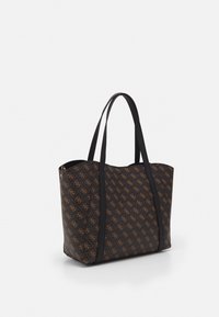 Sac fourre-tout noir avec un motif logo répété marron, les anses longues et le haut légèrement courbé.