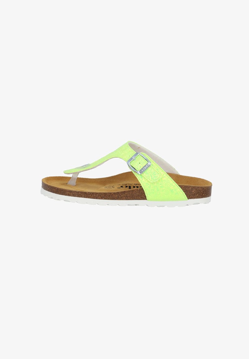 Groene glitterteenclip sandaal met een kurken voetbed en een witte rubberen zool. Voorzien van een transparante strap en een metalen gespaccent.