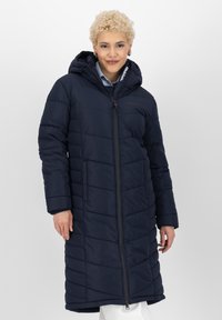 Marineblauwe pufferjas met capuchon, voorzien van diagonale gewatteerde patronen, een rits aan de voorkant en een elastisch trekkoord voor een comfortabele pasvorm.