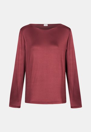 Langsleeve shirt in diep bordeaux, gemaakt van een soepele stof, met een brede halslijn en een eenvoudige, ontspannen pasvorm. Geen patronen of accenten.