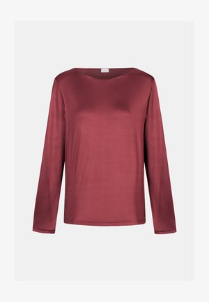 Langsleeve shirt in diep bordeaux, gemaakt van een soepele stof, met een brede halslijn en een eenvoudige, ontspannen pasvorm. Geen patronen of accenten.
