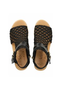 Černé tkané sandály s pletenou texturou, koženými pásky a zlatými akcenty. Béžové stélky s viditelným logem značky.