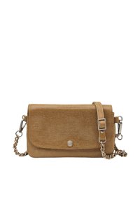 Clutch texturé beige avec une fermeture à rabat, quincaillerie argentée et une bandoulière amovible. Forme rectangulaire compacte avec un minimum de détails.