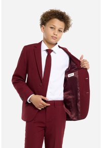 Traje burdeos con un blazer de un solo botón y un ajuste elegante, pantalones a juego y una camisa blanca. El interior incluye forro de satén.
