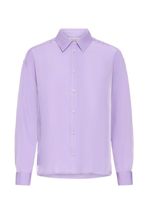 Camicia lavanda a maniche lunghe con bottoni, colletto appuntito e polsini, mostrata su uno sfondo bianco semplice.