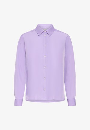 Camicia lavanda a maniche lunghe con bottoni, colletto appuntito e polsini, mostrata su uno sfondo bianco semplice.