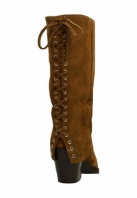 Botte en daim marron jusqu'au genou avec un design à lacets, œillets en métal et un large talon noir. Présente un détail de dos fendu pour une touche de style supplémentaire.