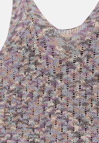 Top de punto en tonos pastel de lavanda, azul, melocotón y gris. Presenta un patrón de tejido abierto con un escote redondeado.