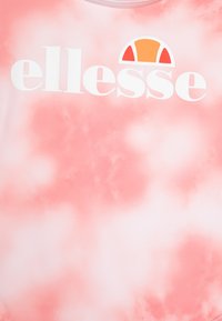 Rosa tie-dye t-shirt med en stor vit "ellesse" logotyp och en orange solgrafik. Tillverkad av mjukt, slätt tyg med en avslappnad passform.