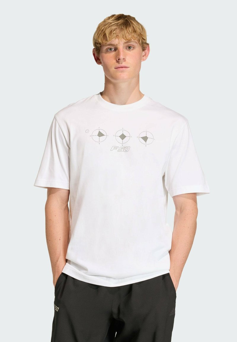 T-shirt bianco a maniche corte con scollo rotondo, caratterizzato da una stampa grafica grigia con quattro forme e il testo "F50" al centro anteriore.