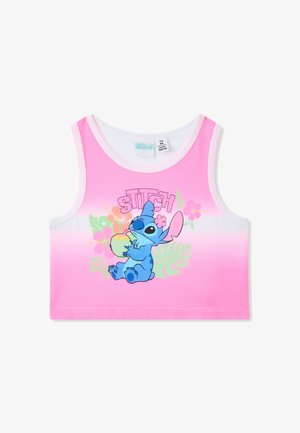 Top corto rosa con bordo bianco che presenta un personaggio cartoon blu che tiene un frutto, circondato da disegni floreali tropicali e testo.