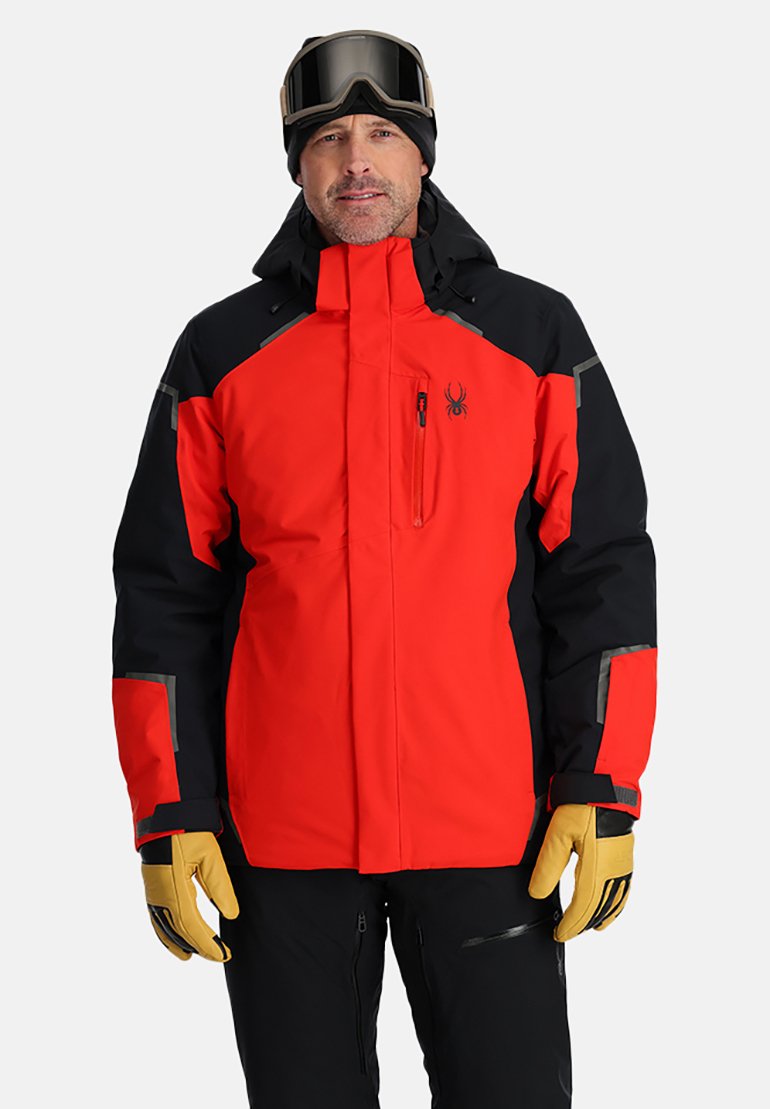 Rote und schwarze wasserdichte Jacke mit einer Reißverschlusstasche, gelben Handschuhen und grauen Akzenten. Entworfen für Aktivitäten bei kaltem Wetter.