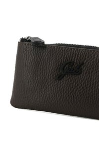 Borsa in pelle marrone con texture, dotata di zip nera e dettaglio del logo. Forma leggermente arrotondata, design compatto adatto a piccoli oggetti.