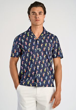 Chemise à manches courtes, couleur marine, ornée d'un imprimé coloré de cocktails. Fabriquée en tissu léger avec une coupe décontractée et un design de col camp.