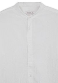 Camicia bianca con colletto alla mandarina, tessuto strutturato, righe verticali e piccoli bottoni bianchi sul davanti.