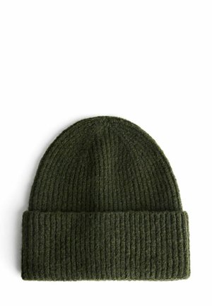 Olivengrøn strikket beanie med ribbet tekstur og opfoldet kant. Fremstillet af blødt materiale har den et enkelt, funktionelt design.